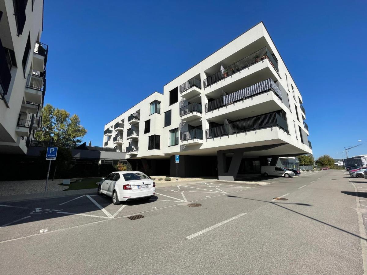 Greenbay Apartment With Free Parking Trenčín Kültér fotó